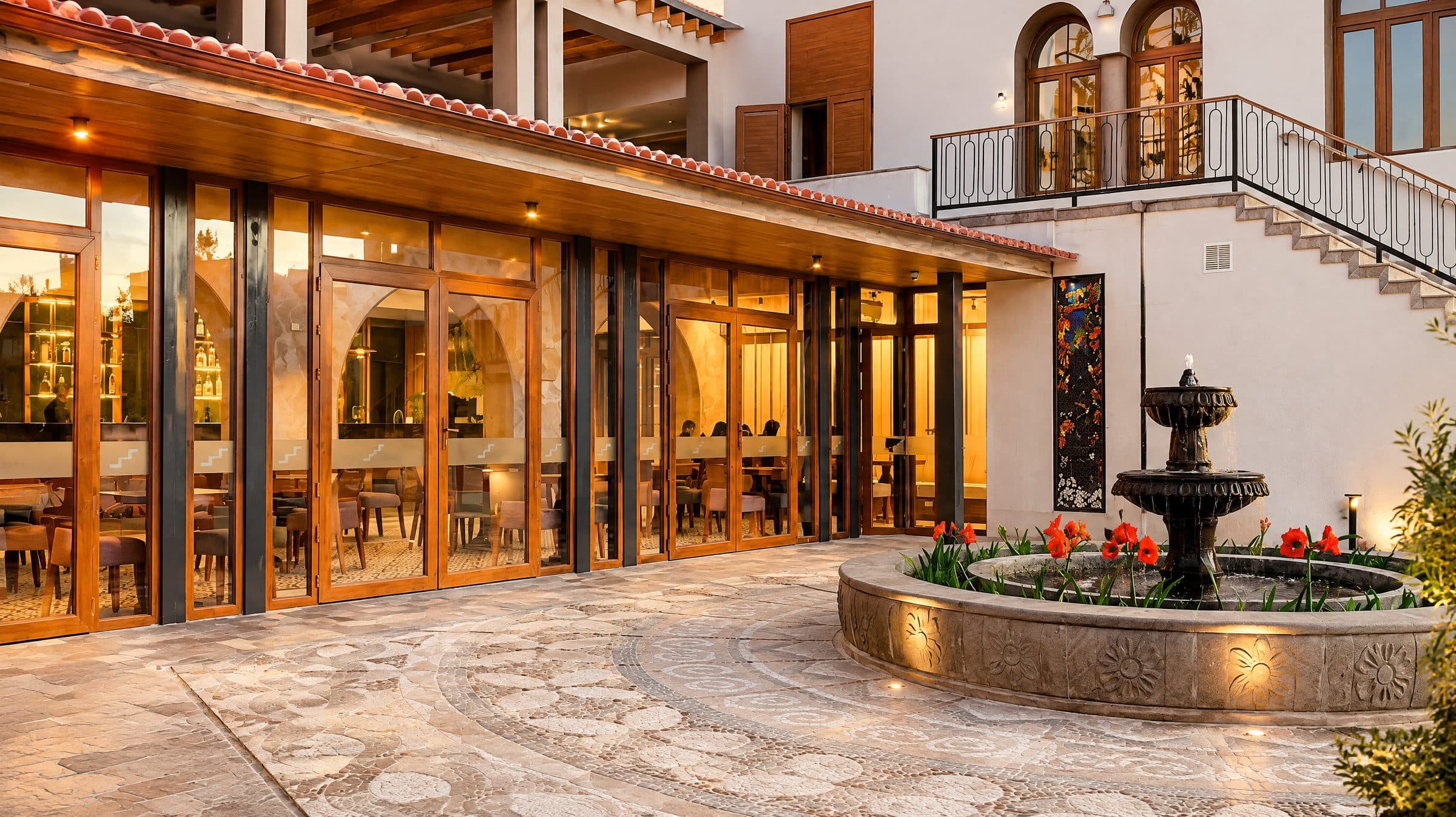Patio con pileta y terraza del hotel
