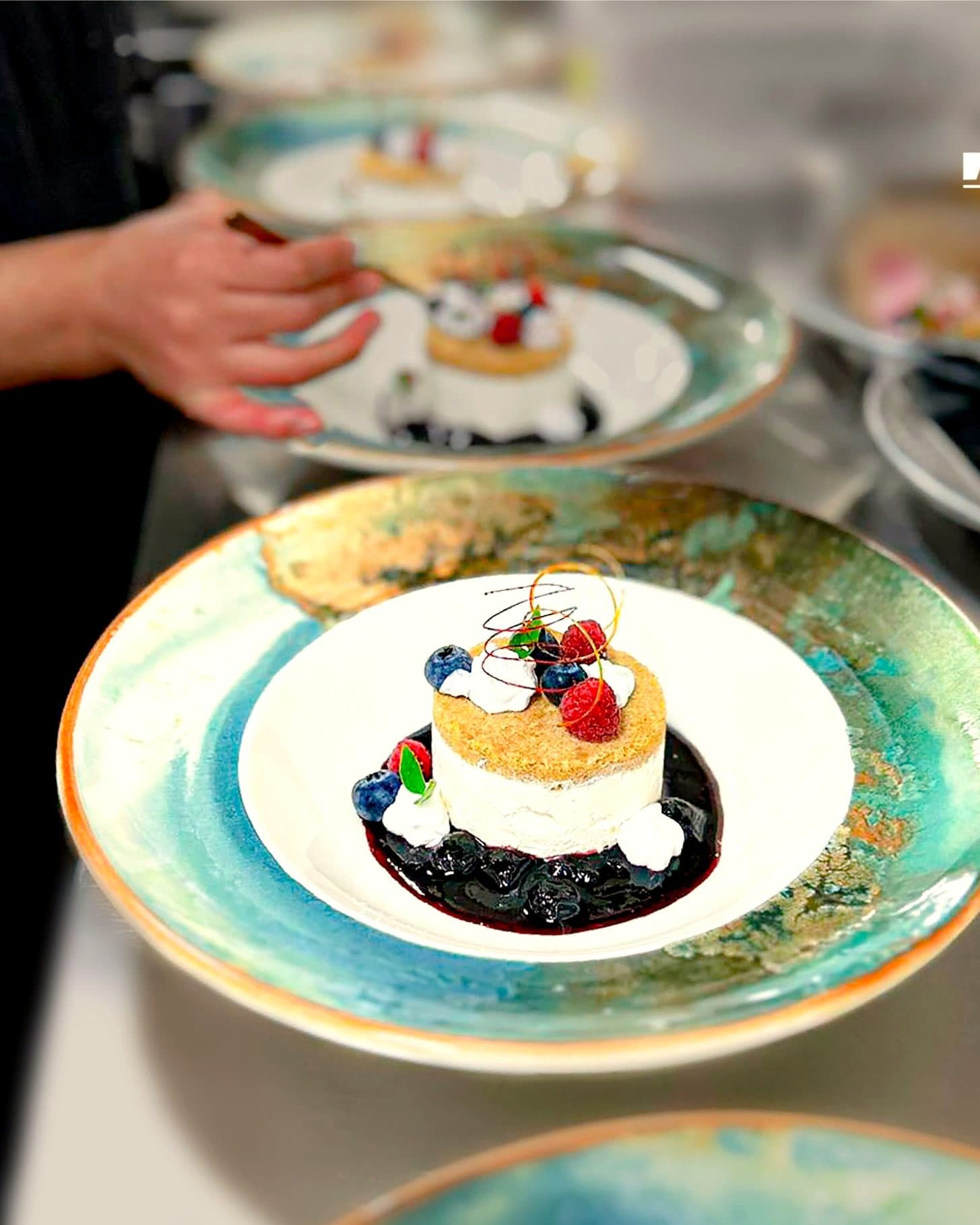 Postre de autor servido en mesa