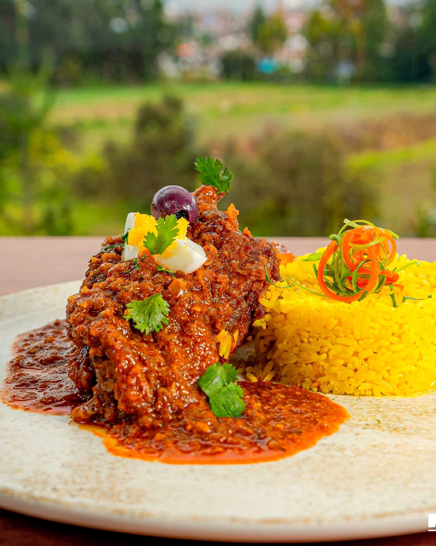 Plato de fondo con arroz amarillo