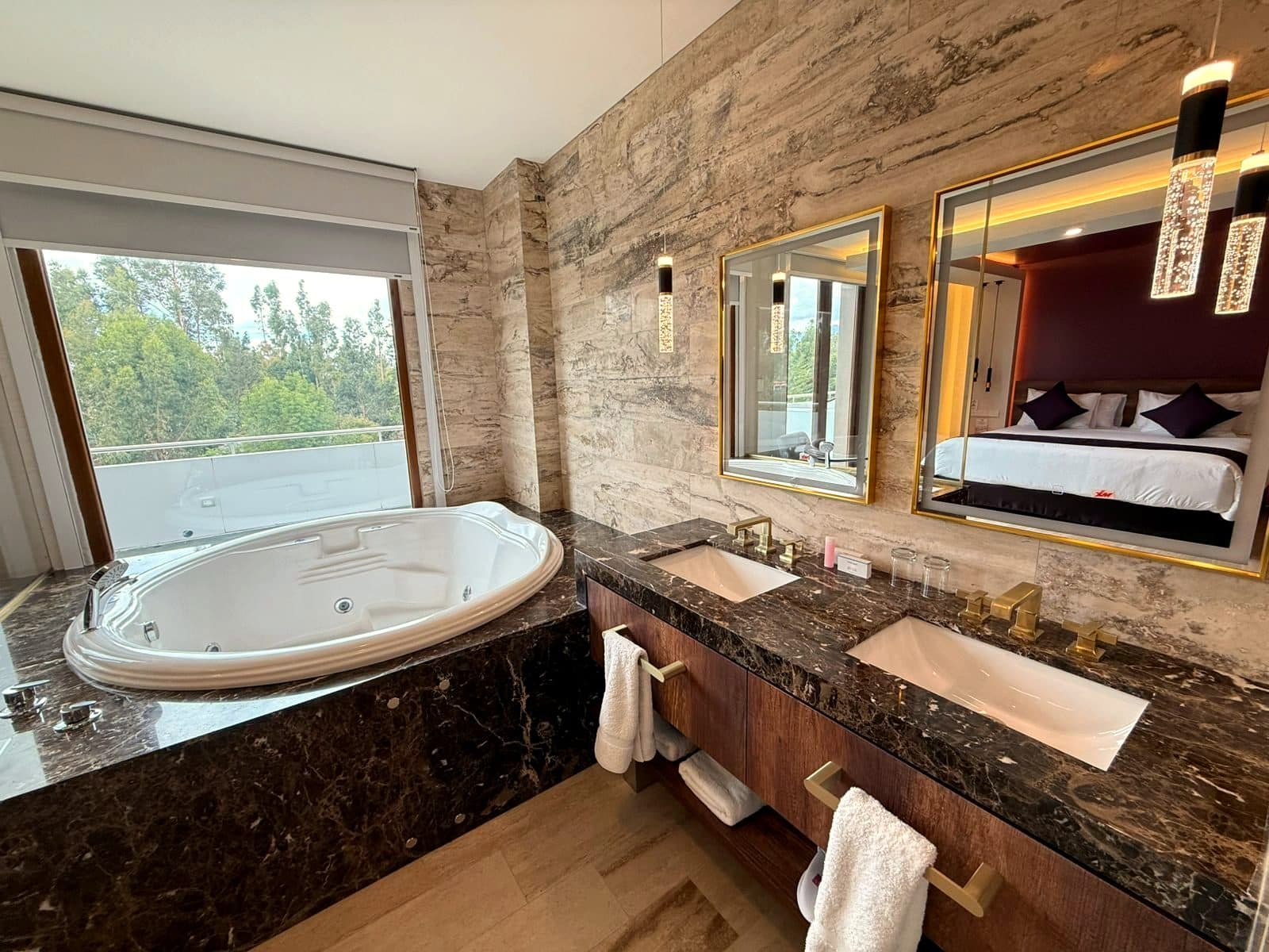 Baño con jacuzzi y vista al bosque